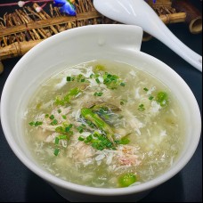 Potage à l’asperge et chair de crabe